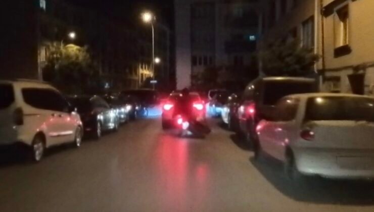 Önündeki otomobil fren yapınca yalpalayan motosikletteki iki kişi böyle yere düştü