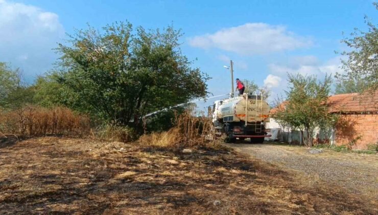 Otluk alanda çıkan yangın köy evlerine sıçramadan söndürüldü