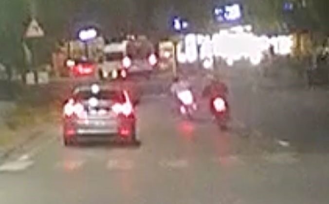 Otomobil ile 2 motosiklet yarış yaparak trafiği tehlikeye düşürdü