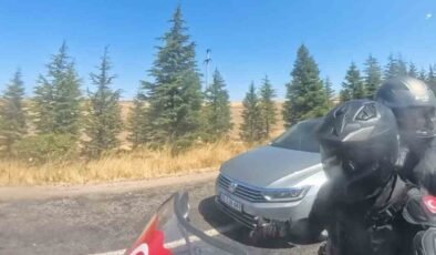 Otomobilin motosikleti sağından tehlikeli geçişi kask kamerasına yansıdı