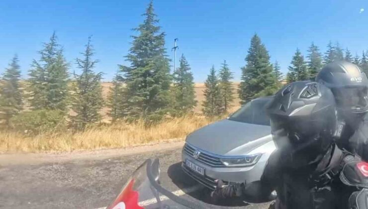 Otomobilin motosikleti sağından tehlikeli geçişi kask kamerasına yansıdı
