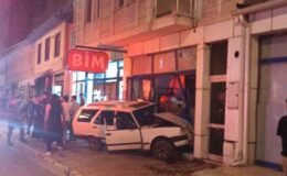 Otomobilin zincir markete daldığı anlar kamerada