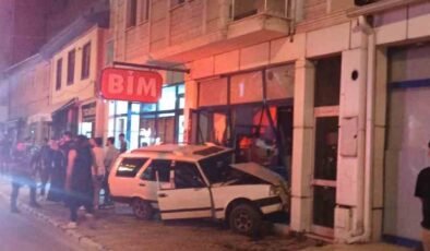 Otomobilin zincir markete daldığı anlar kamerada