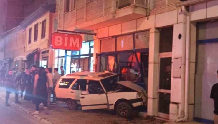 Otomobilin zincir markete daldığı anlar kamerada
