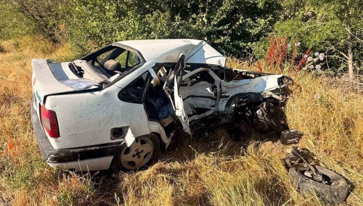 Otomobillerin çarpıştığı kazada bir kişi öldü 3 kişi yaralandı