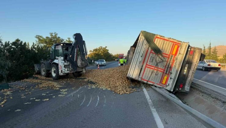 Patates yüklü tır devrildi: 30 ton patates ziyan oldu