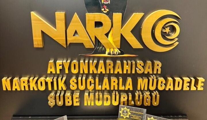 Polis durdurduğu iki otomobilde uyuşturucu ele geçirdi