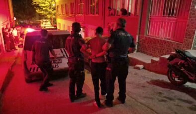 Polise mukavemet gösteren genç ters kelepçe yapılarak gözaltına alındı