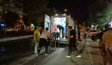 Refüj sulaması sebebiyle ıslanan yolda motosikleti devrilen kurye yaralandı