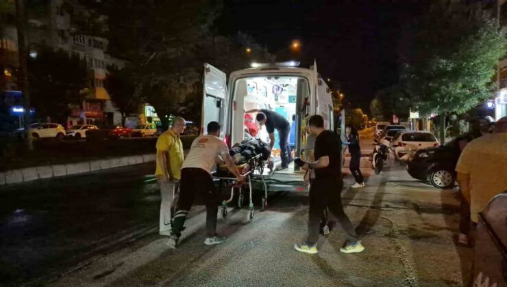 Refüj sulaması sebebiyle ıslanan yolda motosikleti devrilen kurye yaralandı