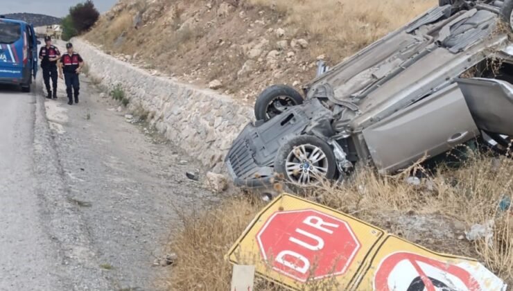 Refüje devrilen otomobilde 2 kişi yaralandı