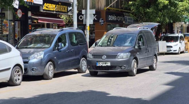 Şair Fuzuli Caddesi çift sıra parktan kurtulamıyor