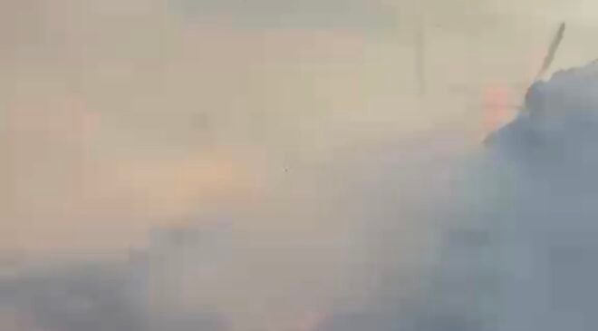 Saman balyalarında çıkan yangın eve sıçradı