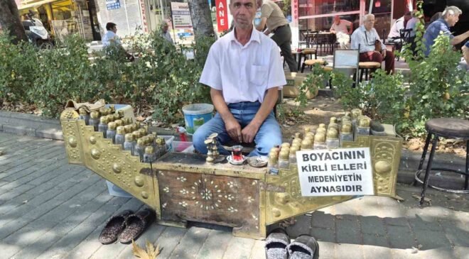 Seyyar ayakkabı boyacısının astığı yazı çevrede dikkat çekiyor