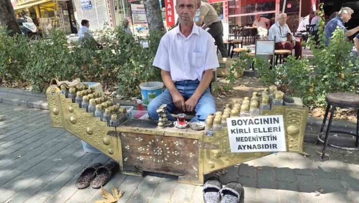 Seyyar ayakkabı boyacısının astığı yazı çevrede dikkat çekiyor