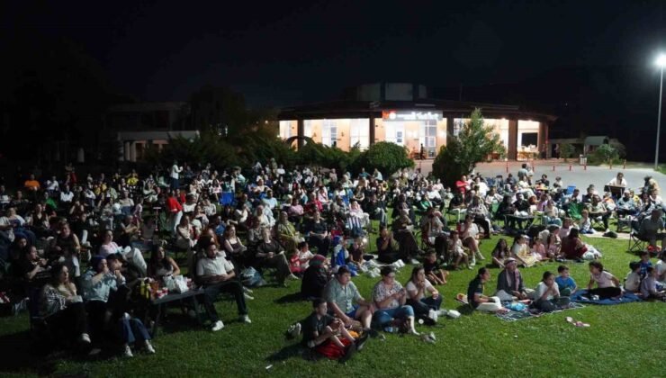 Sinema geceleri renkli görüntülerle sona erdi