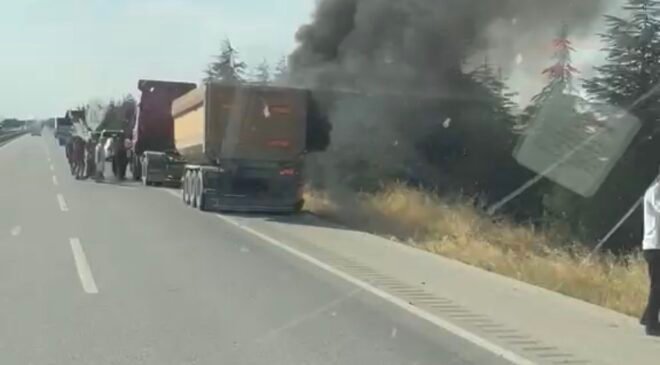 Sivrihisar’da seyir halindeki tırın dorse lastiği tutuştu