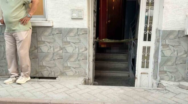 Sokakta düşen yaşlı adam evinin kapısında hayatını kaybetti