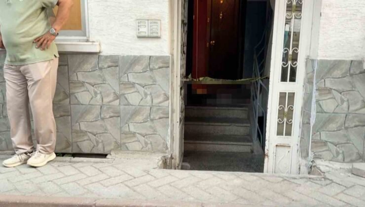Sokakta düşen yaşlı adam evinin kapısında hayatını kaybetti