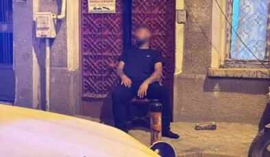 Sokakta sandalye üzerinde sızan şahıs polisi harekete geçirdi