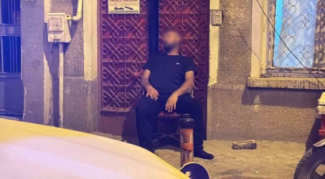 Sokakta sandalye üzerinde sızan şahıs polisi harekete geçirdi