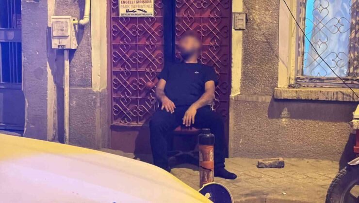 Sokakta sandalye üzerinde sızan şahıs polisi harekete geçirdi
