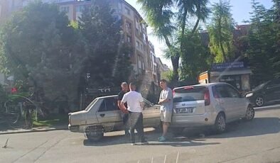 Sokaktan caddeye çıkan otomobil seyir halindeki diğer otomobil ile çarpıştı