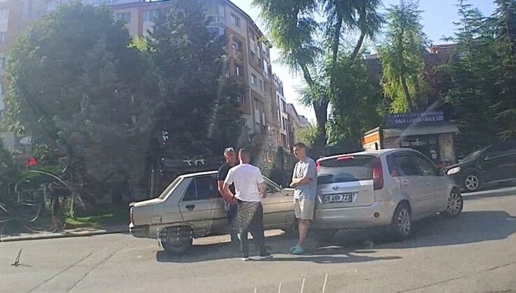 Sokaktan caddeye çıkan otomobil seyir halindeki diğer otomobil ile çarpıştı