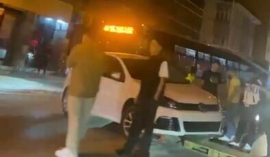 Sürücüsünün kontrolünden çıkan otomobil mantar duba üzerinde askıda kaldı