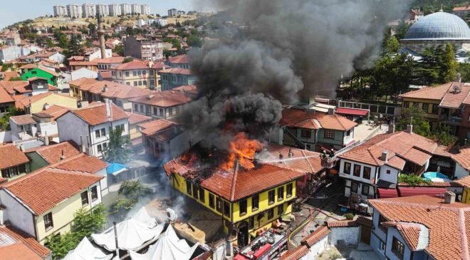 Tarihi Odunpazarı Evleri bölgesinde korkutan yangın: 2 kişi dumandan etkilendi