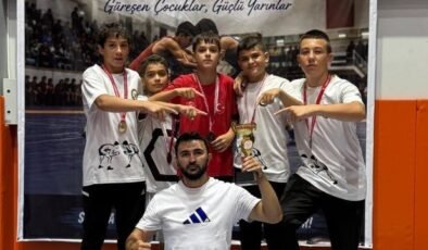 Tavşanlı güreş takımı U 15’lerde Sakarya’da şampiyon oldu