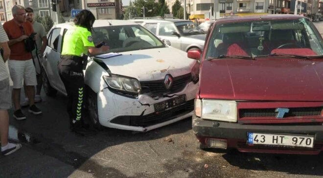 Tavşanlı’da iki otomobil kavşakta çarpıştı: 1 yaralı