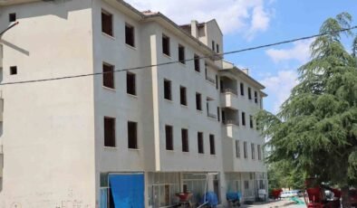 Terk edilen Günyüzü’ndeki eski belediye binası çocuklar için adeta tuzak