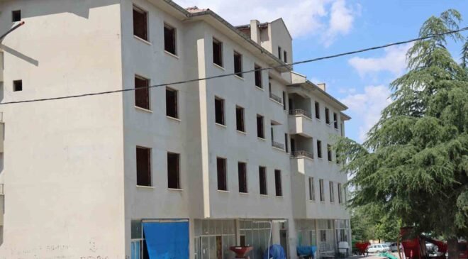 Terk edilen Günyüzü’ndeki eski belediye binası çocuklar için adeta tuzak