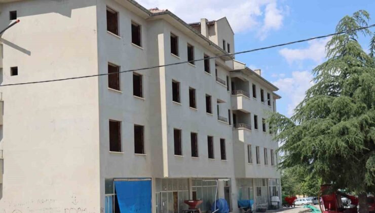 Terk edilen Günyüzü’ndeki eski belediye binası çocuklar için adeta tuzak
