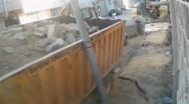 Tonlarca yüklü kamyonun yere gömülme anı güvenlik kamerasına yansıdı