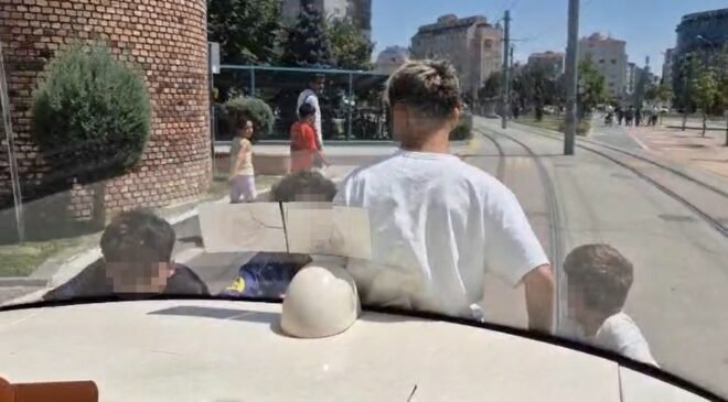Tramvayın arkasına asılan çocukların tehlikeli yolculuğu