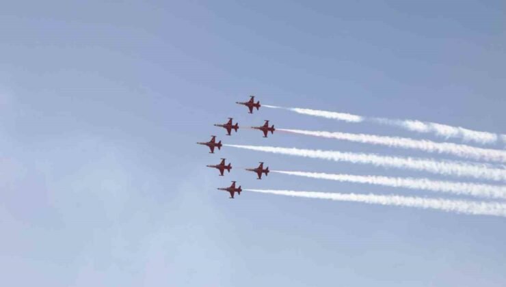 Türk Yıldızları, 30 Ağustos’ta Zafertepeçalköy semalarını renklendirdi