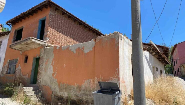Uşak Belediyesi metruk binaların yıkımını sürdürüyor