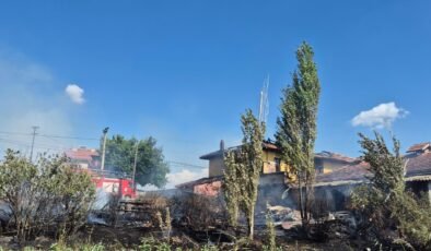 Uşak’ta çıkan ev yangında ev kullanılmaz hale geldi