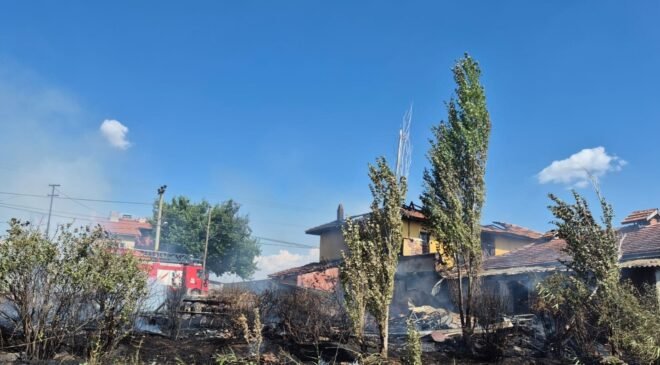 Uşak’ta çıkan ev yangında ev kullanılmaz hale geldi