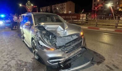 Uşak’ta iki otomobil çarpıştı: 2’si çocuk, 6 yaralı