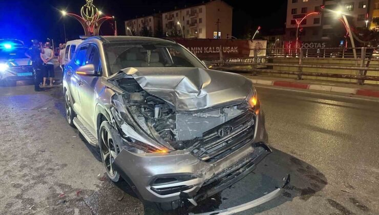 Uşak’ta iki otomobil çarpıştı: 2’si çocuk, 6 yaralı