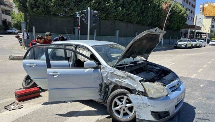 Uşak’ta kamyonet ile otomobil çarpıştı: 4 yaralı