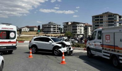 Uşak’ta otomobil ile cip çarpıştı: 3 yaralı