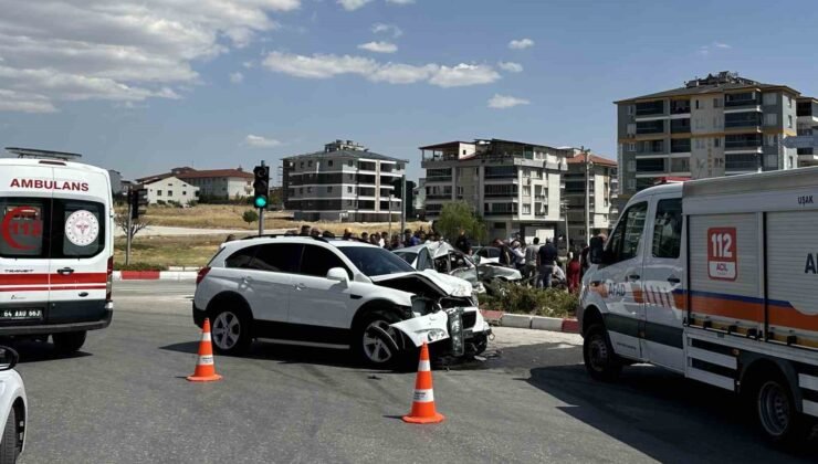 Uşak’ta otomobil ile cip çarpıştı: 3 yaralı