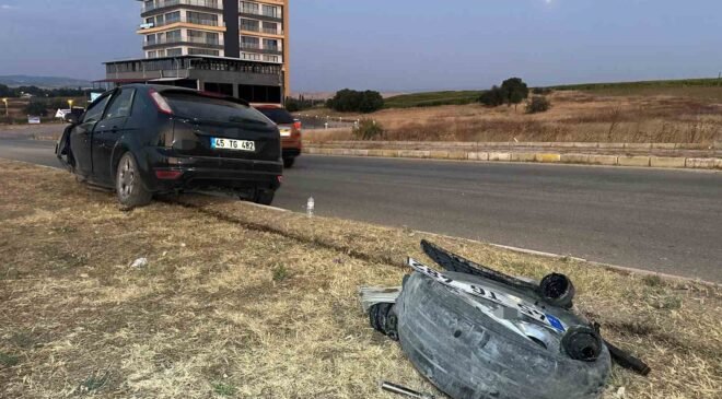 Uşak’ta otomobil refüje çıktı: 2 yaralı