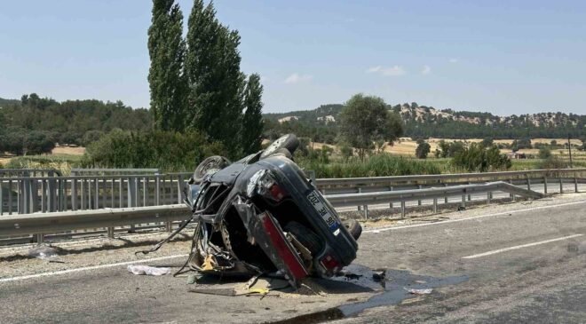Uşak’ta takla atarak karşı şeride geçen otomobilde aynı aileden 4 kişi yaralandı