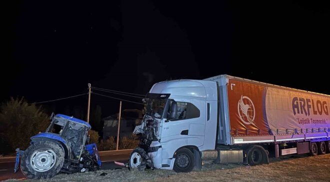 Uşak’ta traktör ile tır çarpıştı: 1 ölü, 1 yaralı