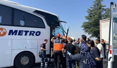 Uşak’ta yolcu otobüsü kamyona arkadan çarptı: 1’i ağır 8 yaralı